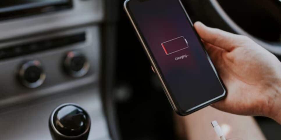 Carregar o celular no carro da maneira errada pode ser perigoso (Foto: Reprodução/ Internet)