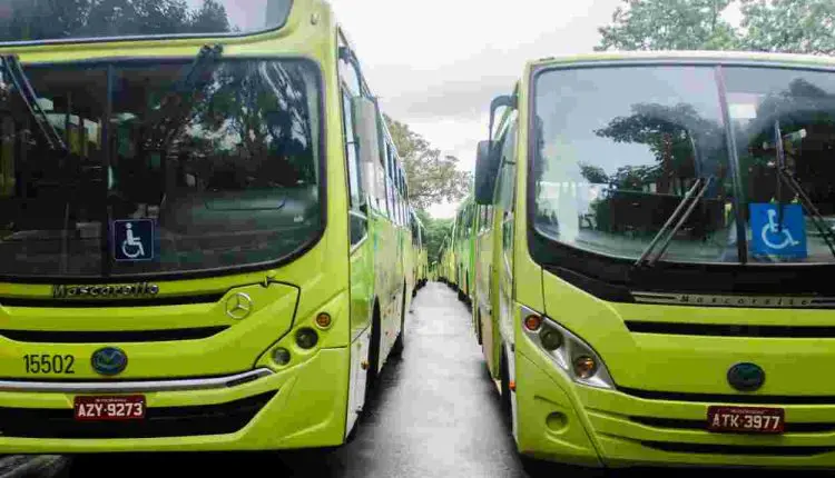 Detalhe de ônibus parados no terminal, quando a antiga operadora prestava o serviço - Foto H2FOZ