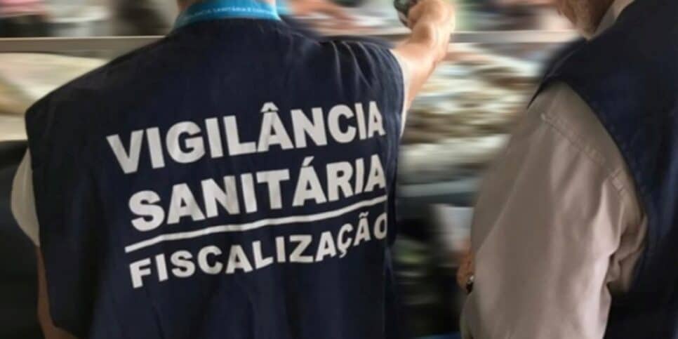 Funcionário da Vigilância Sanitária (Foto: Reprodução / Internet)