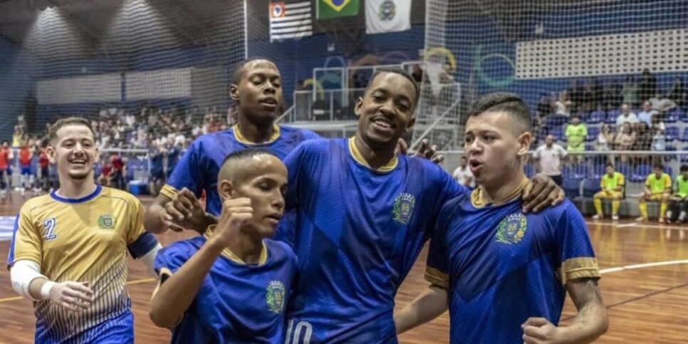 Liedysson comemora gol com atletas do Guararema Futsal sub-20 - Foto Reprodução Internet