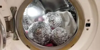 Bizarro: As donas de casa colocam uma bola de papel alumínio na máquina de lavar por este motivo