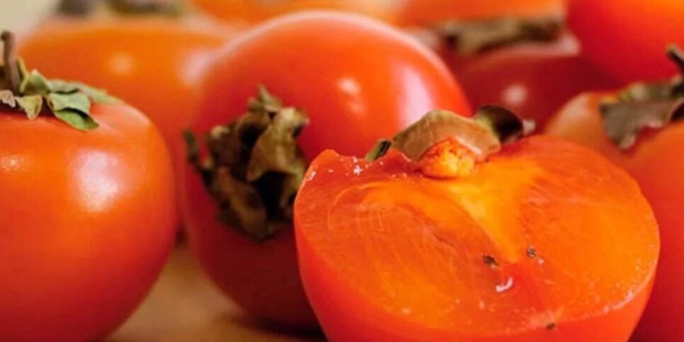 O caqui é um fruto que possui diversos nutrientes que podem contribuir para fortalecer unhas e cabelos (Foto: Reprodução/ Internet)
