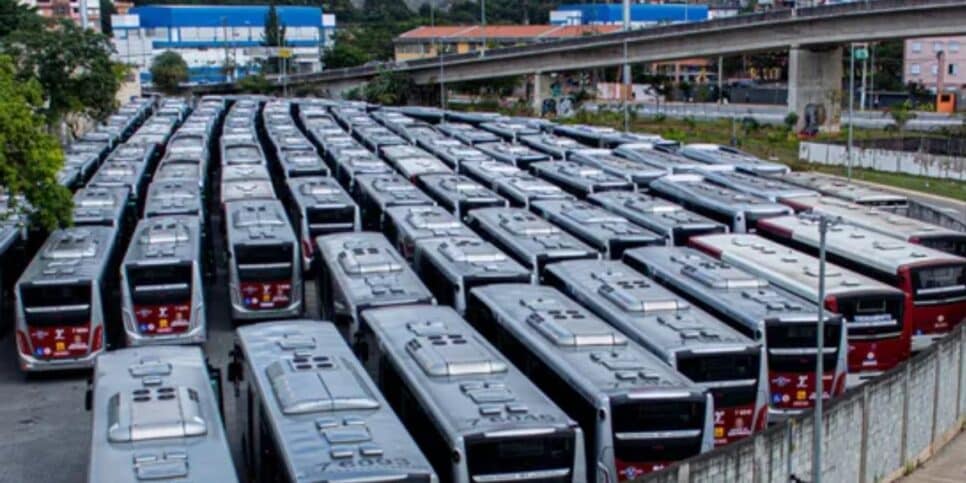 Ônibus estacionados em garagem na Avenida Guido Caloi, Zona Sul de São Paulo (Foto: Reprodução / Van Campos / Estadão Conteúdo) 