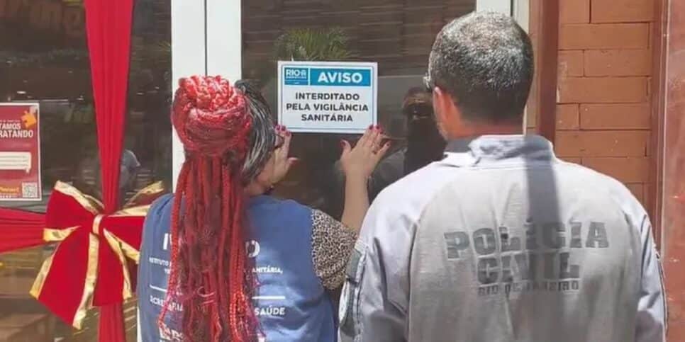 Restaurante de shopping interditado pela vigilância sanitária (Foto: Reprodução / G1)