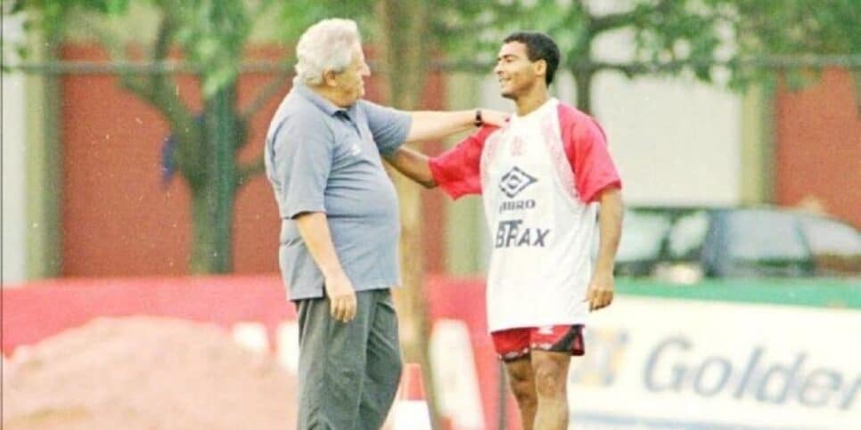 Apolinho no comando do Flamengo ao lado de Romário (Reprodução: Flamengo/Divulgação)