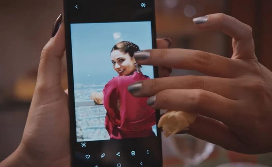 Foto de Sabrina Petraglia foi mostrada no celular de Jéssica (Rafa Kalimann) em Família É Tudo (Foto: Reprodução / Globo)