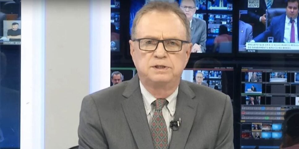 O apresentador agora comanda o jornal na Rede Brasil (Reprodução: Rede Brasil)