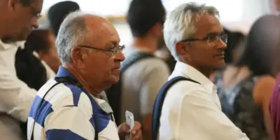 Vitória aos idosos e aposentados: Lei garante FIM das dívidas e ordem URGENTE aos bancos
