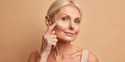 Senhora passando creme no rosto (Foto: Reprodução/Internet)