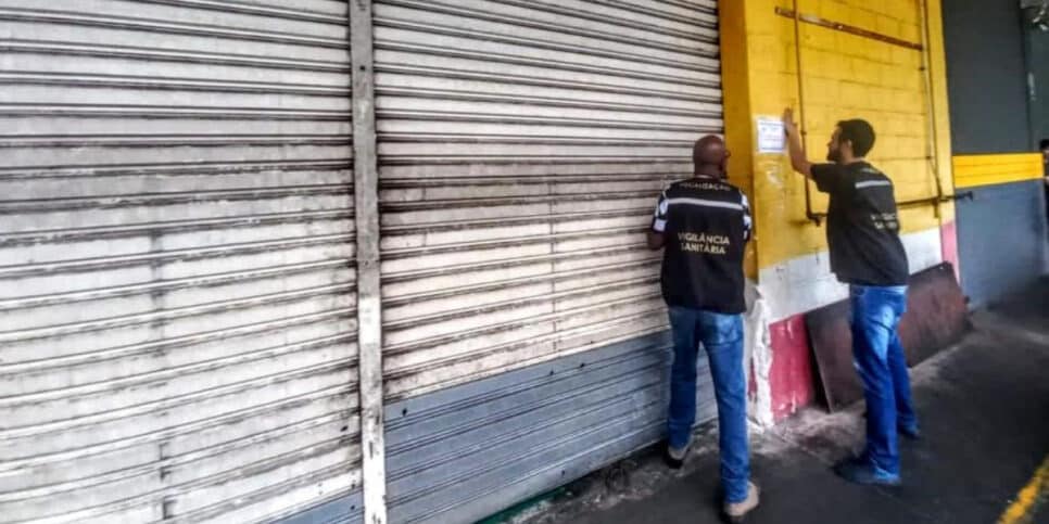 Visa de Bragança Paulista interditando supermercado (Foto: Divulgação)