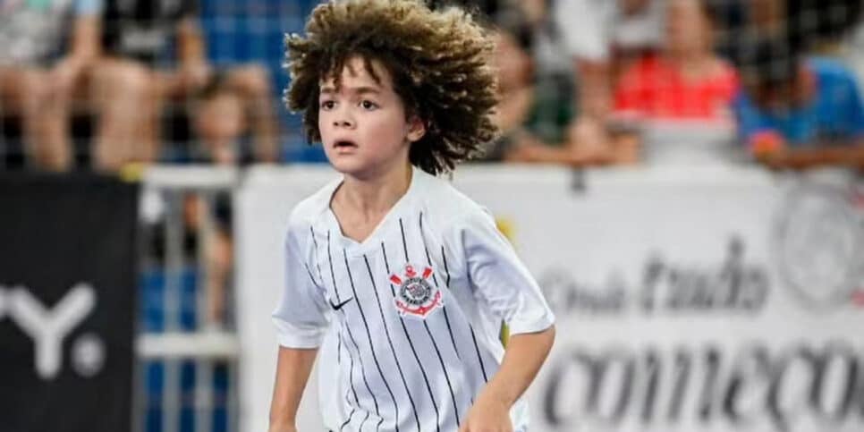 Lucas Flora, de 10 anos, tem acerto para trocar Corinthians pelo Palmeiras (Foto: Reprodução - Globo Esporte) 