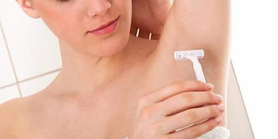 Mulher depilando a axila com prestobarba (Foto: Reprodução/ Internet)