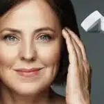 Mulher cinquentona sem rugas e vinho (Foto: Reprodução / Canva / Montagem TV Foco)