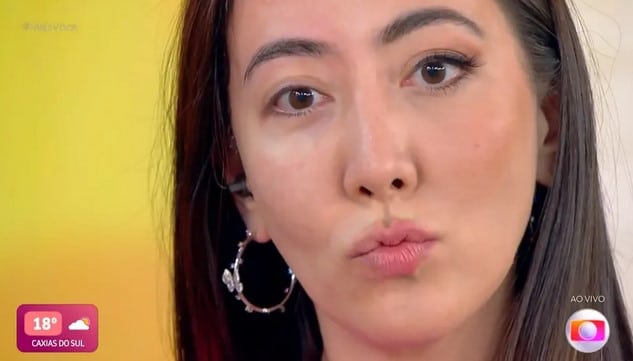 Ju Massoka mostra o resultado após usar demaquilante natural em um lado do rosto (Foto: Reprodução / Globo)