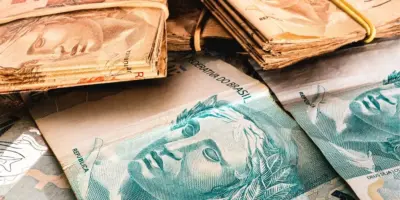 Salário mínimo de R$ 2.512 está em vigor nesta segunda (3) e lista de trabalhadores garante saque em JUNHO