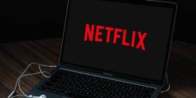 Computador com o serviço de streamings- Netflix (Foto: Reprodução - Tekimobile)