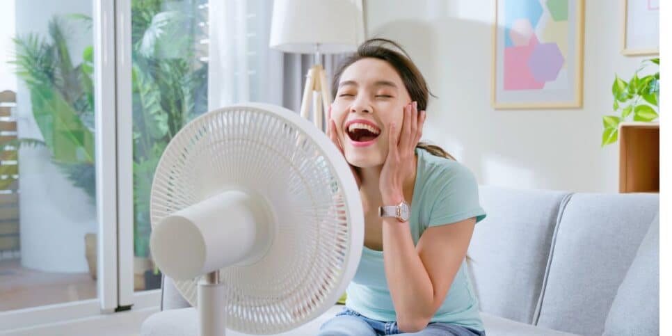 Moça em frente ao ventilador (Foto: Reprodução / Canva) 