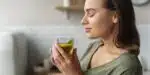 Mulher tomando Chá (Foto: Reprodução, Sua Saúde)