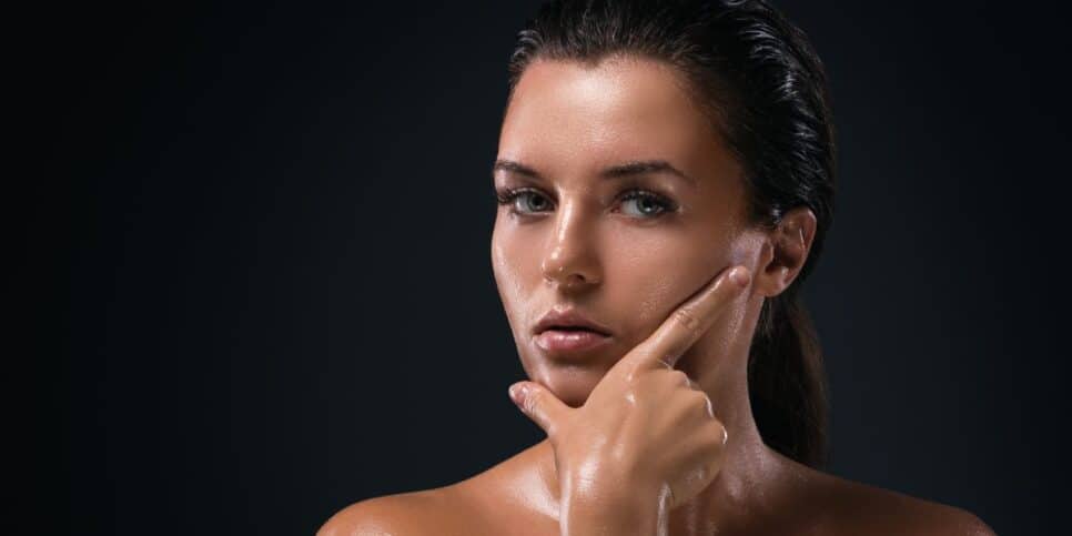 Mulher com pele oleosa (Foto: Reprodução / Canva)