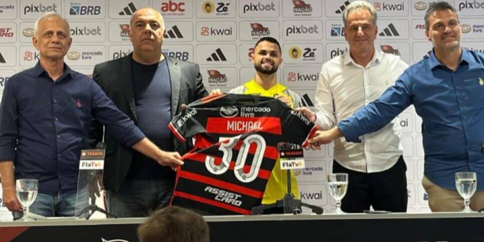 Michael é apresentado no Flamengo - (Foto: Reprodução / Bruno Braz/UOL)