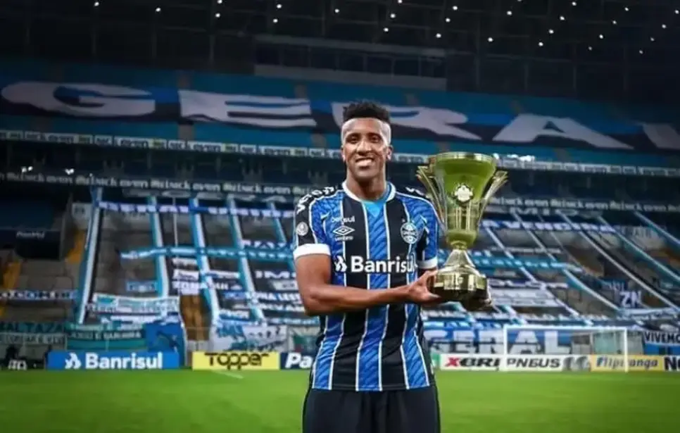 Bruno Cortez segurando a taça do segundo turno do Campeonato Gaúcho (Foto: Lucas Uebel/Grêmio) Bruno Cortez segurando a taça do segundo turno do Campeonato Gaúcho (Foto: Lucas Uebel/Grêmio)