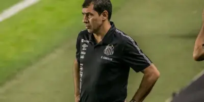 Teixeira sem chão: Titular absoluto de Carille está dando adeus no Santos