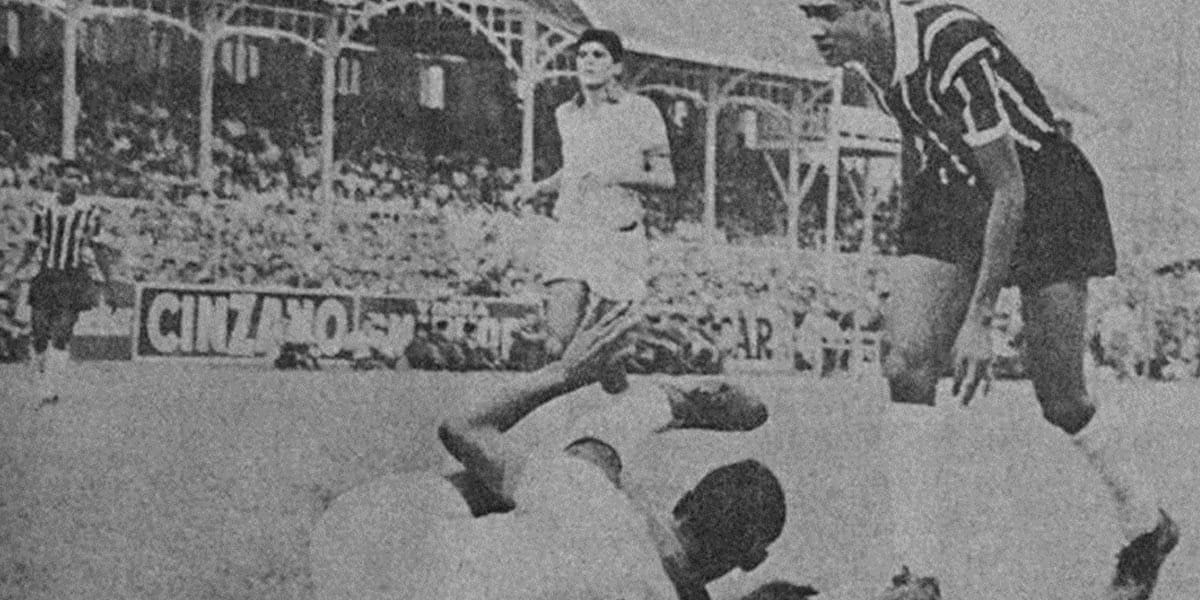 Ferreirinha em ação contra o São Bento no Parque São Jorge. Crédito- revista do Esporte número 276 – 20 de junho de 1964.