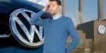 Logo da Volkswagen, homem triste e fábrica (Fotos: Reproduções / Internet / Canva / Poder 360)
