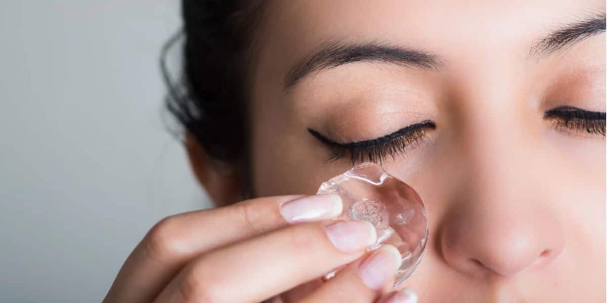Mulher colocando gelo na área das olheiras http://www.otvfoco.com.br/wp-content/uploads/2015/05/Daniela-Mercury.jpg