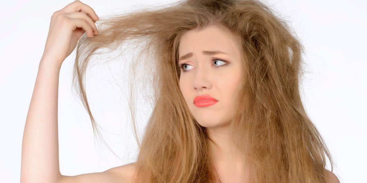 Mulher com cabelo ressecado (Foto: Reprodução / Canva)