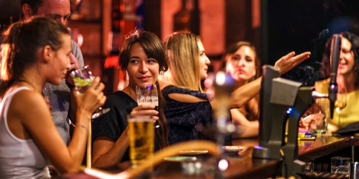 Pessoas em bar http://www.otvfoco.com.br/wp-content/uploads/2015/05/Daniela-Mercury.jpg