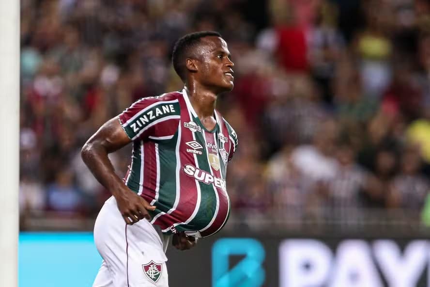 Arias entra em embate com o Fluminense (Foto: Lucas Merçon / Fluminense)