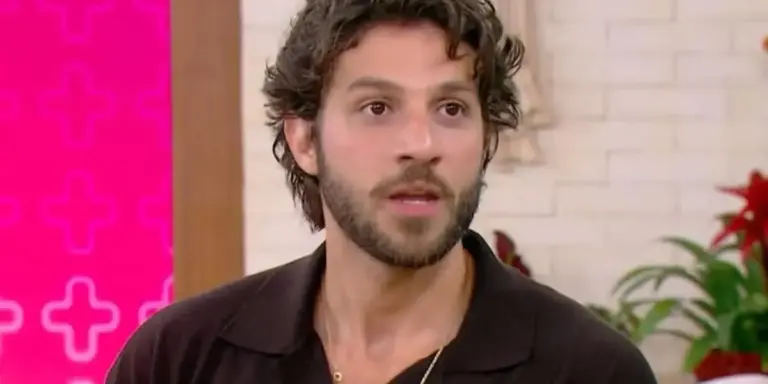 Chay Suede toma bronca nos bastidores de novela na Globo e ganha apelido maldoso Chay Suede toma bronca nos bastidores de novela na Globo e ganha apelido maldoso