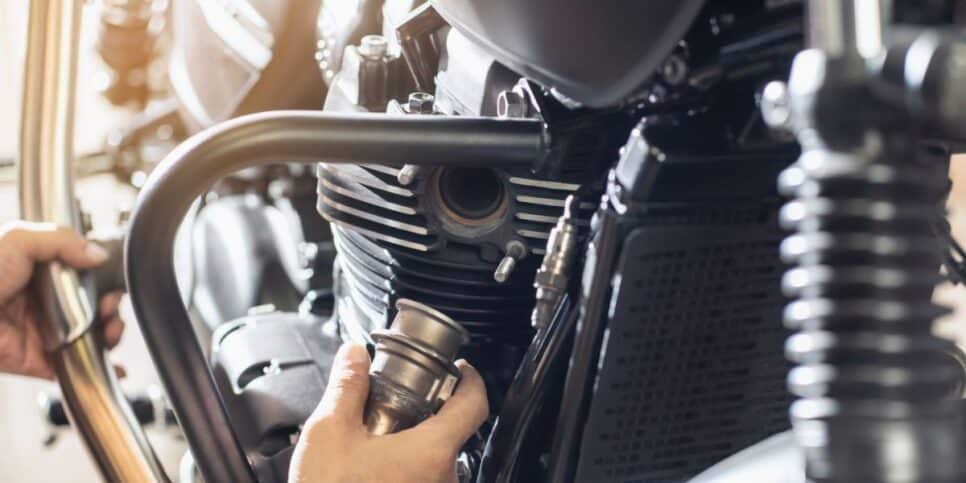 Tirar o escapamento original da moto acelera o desgaste do motor (Foto: Shutterstock )
