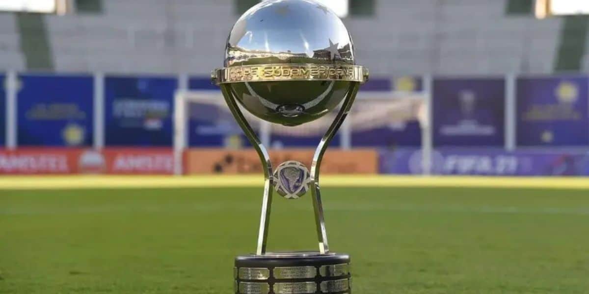 A taça inédita da Sul-Americana para o Corinthians (Reprodução: Conmebol/Divulgação)