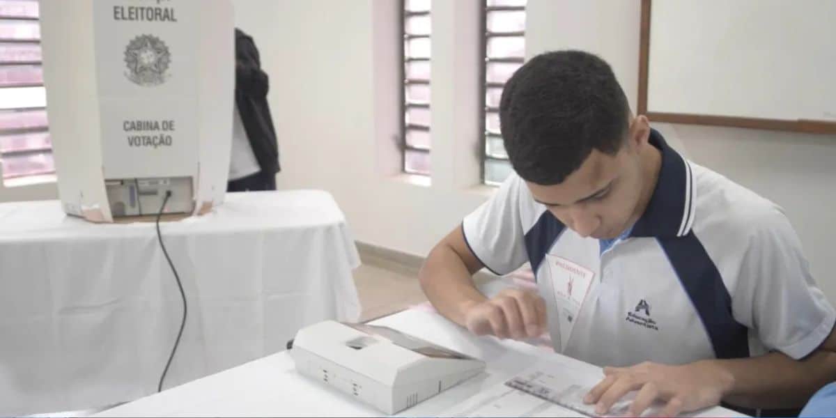 Aluno mesário participa de votação fictícia em projeto de escola em Hortolândia — Foto: Reprodução EPTV