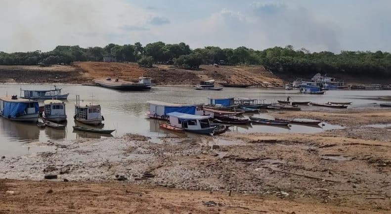 Seca extrema prejudica navegabilidade em Terra Santa, no oeste do Pará — Foto: Francisco Santos