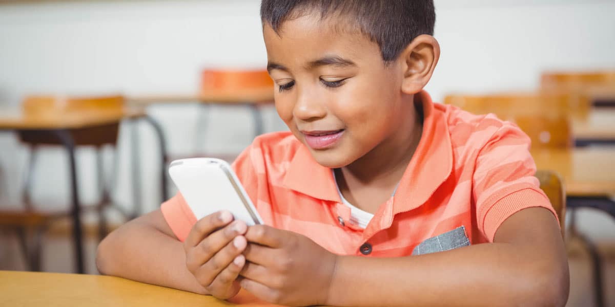 Criança com celular na escola (Foto: Reprodução - Freepick)