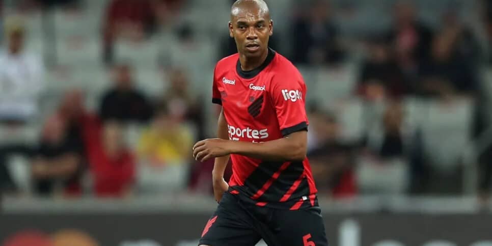 O jogador de futebol, Fernandinho é uma das referências do Furacão (Foto: Heuler Andrey - GettyImages)