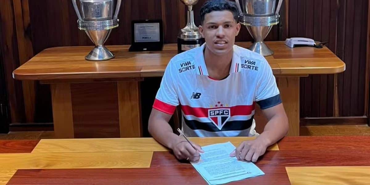 Atacante Ryan Francisco renova contrato com o São Paulo — Foto: Divulgação