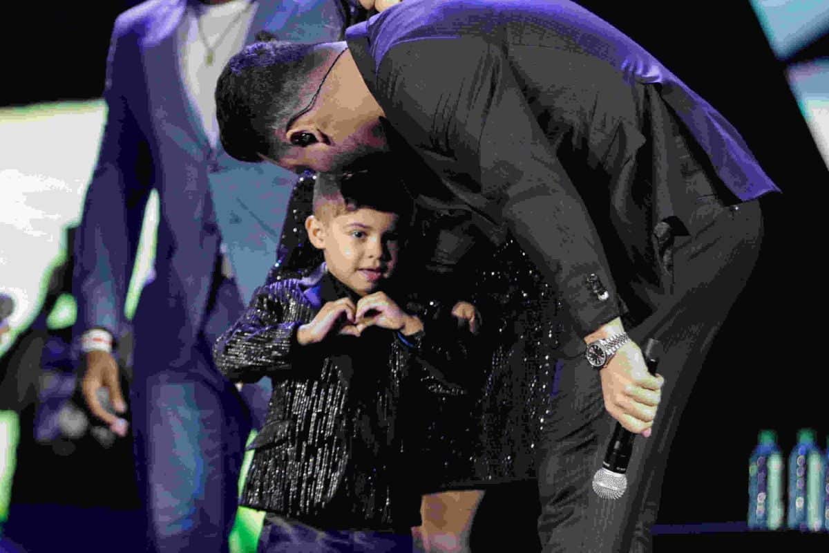 Leo e seu pai, Murilo Huff, durante o show de homenagem a Marília Mendonça (Foto: Van Campos/ AgNews)