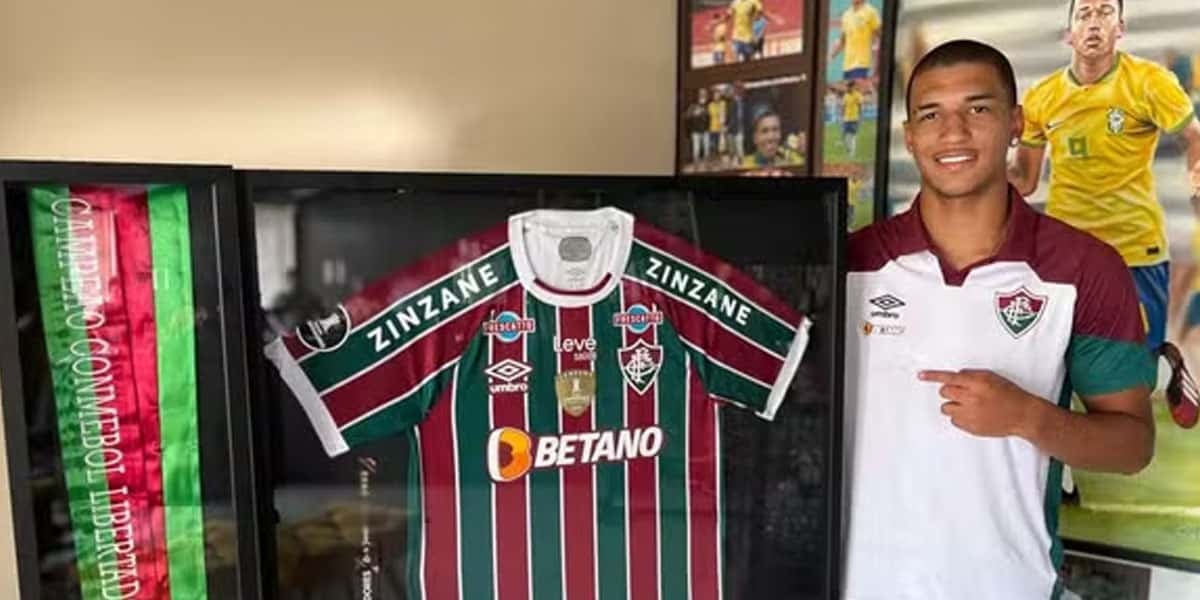 Medalha de campeão da Libertadores 2023 foi emoldurada junto com uma camisa do Fluminense — Foto - Filipe Ferreira