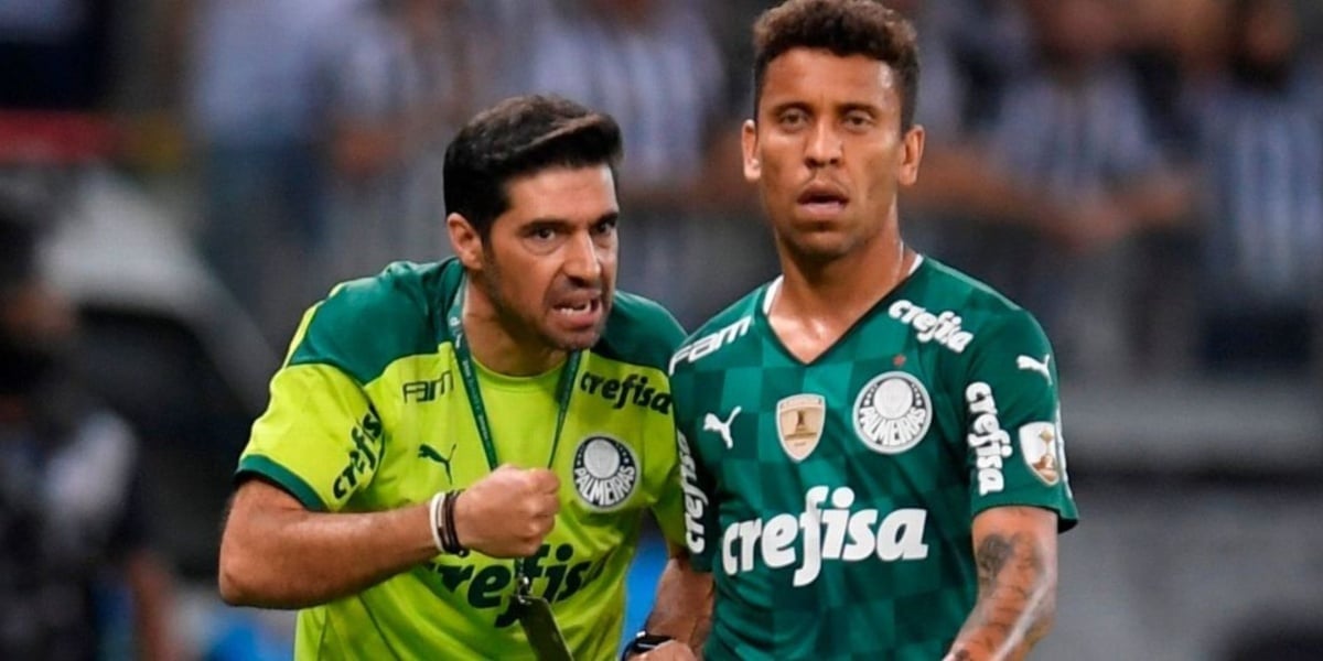 Marcos Rocha recebendo orientações de Abel Ferreira em campo - (Foto: Reprodução / Internet)