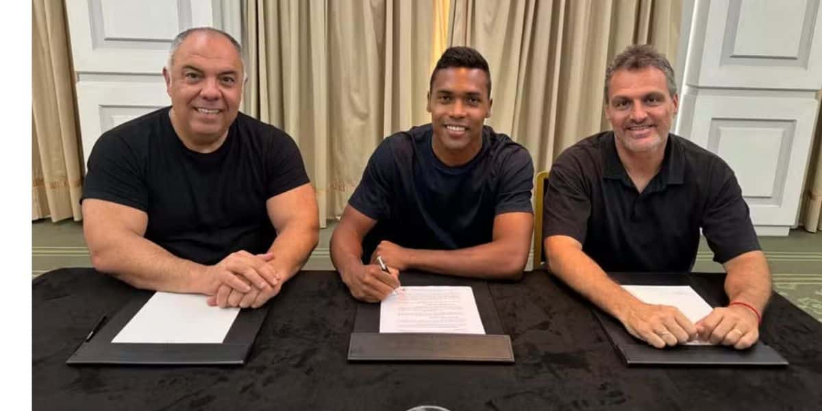 Alex Sandro assinando com o Flamengo (Reprodução: Flamengo/Divulgação)