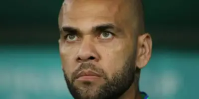 Daniel Alves tem retorno confirmado aos gramados 7 meses após sair da cadeia: “Momentos bons estão por vir”