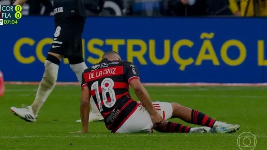 De La Cruz sofre lesão no jogo contra o Corinthians e será desfalque no Flamengo - (Foto: Reprodução / Globo)