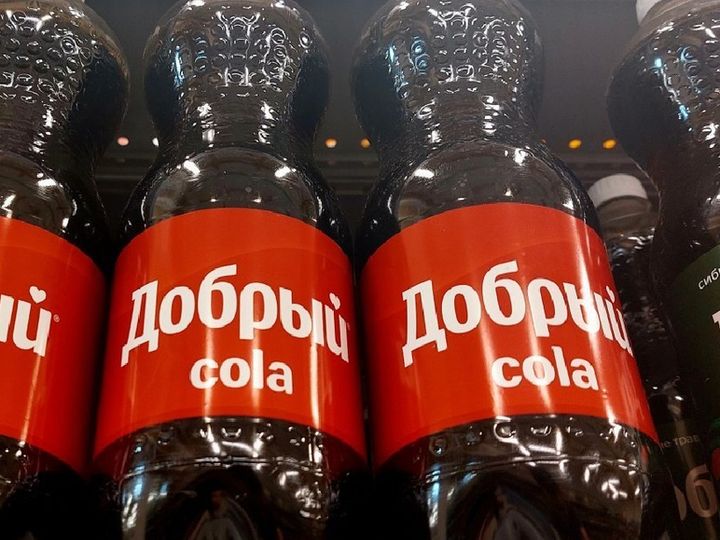 A Coca-Cola foi substituída pelo refrigerante Dobry Cola (Foto: Reprodução/The Insider)