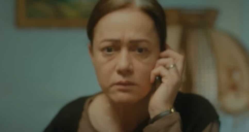 Hatice se preocupa ao saber que Bahar vai ao encontro de Sirin (Foto: Reprodução/ Record TV)