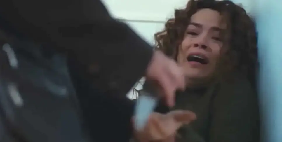 Sirin chora desesperada ao ver revolta de Hatice com facão na mão (Foto: Reprodução/ Record TV) Sirin chora desesperada ao ver revolta de Hatice com facão na mão (Foto: Reprodução/ Record TV)