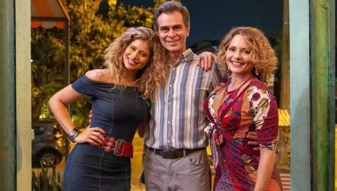 Roxelle (Isadora Cruz), José (João Vitti) e Ivone (Rita Guedes) em Volta por Cima (Foto: Reprodução / Fábio Rocha / Globo)